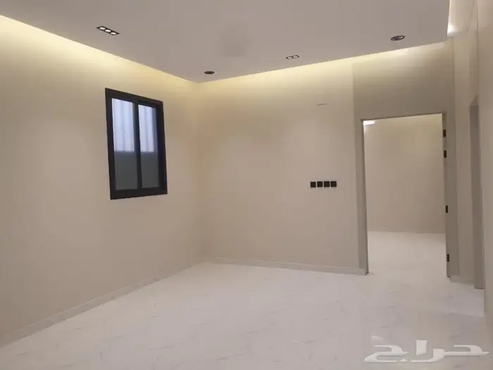 للبيع دور علوي معه شقه مساحه 345 في حي نواره 18