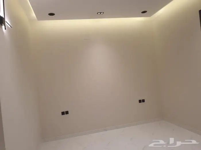 للبيع دور علوي معه شقه مساحه 345 في حي نواره 10