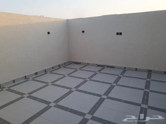 للبيع دور علوي معه شقه مساحه 345 في حي نواره 26