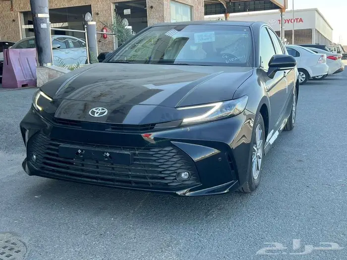 تويوتا كامري E بنزين موديل 2025 اسود 2