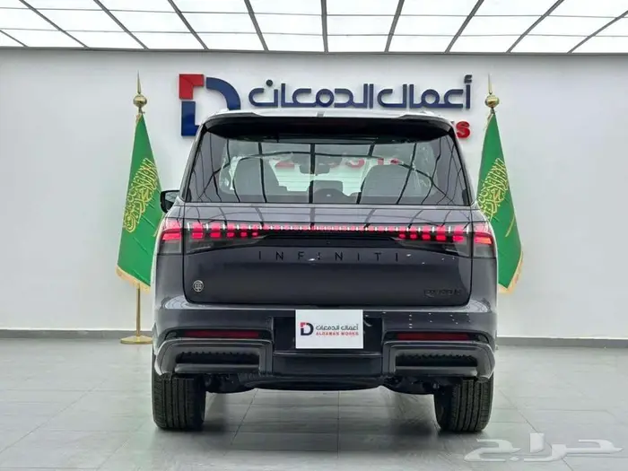 انفينتي QX80 اوتو جراف 2025 قيادة تجمع بين القوه والفخامه 3
