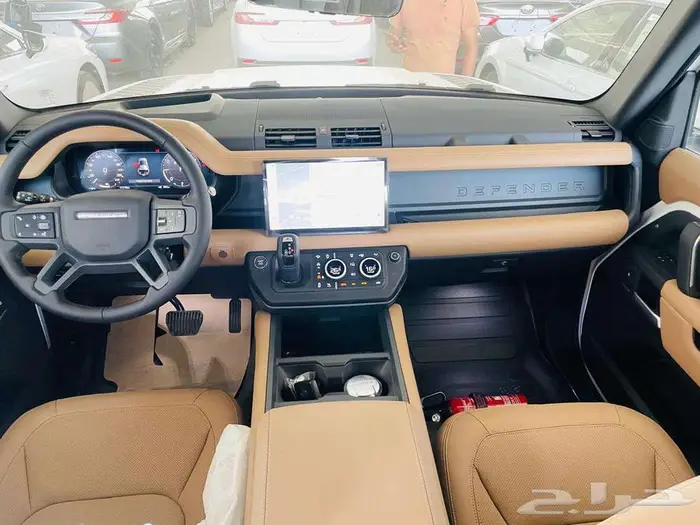 لاند روفر ديفندر سعودي HSE V6 فل 2025 6