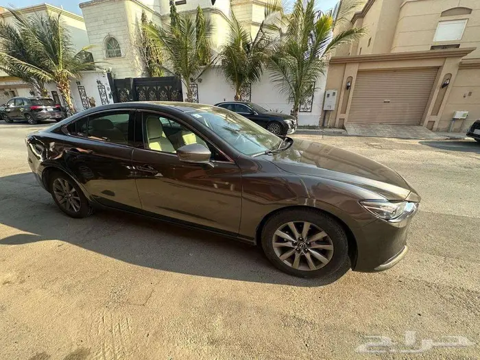 مازدا سيدان. 2020 4