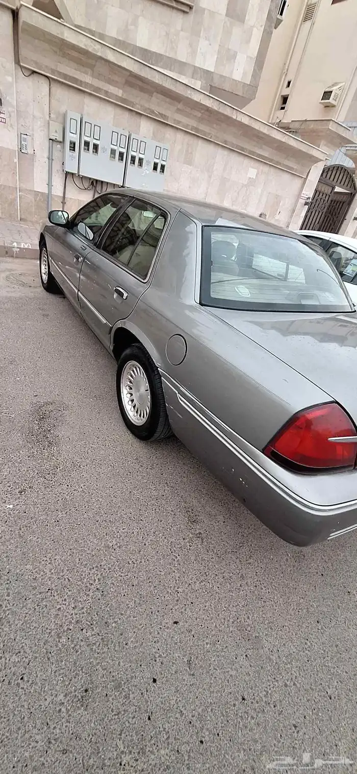 سيارة فورد غراند ماركيز 2001 الممشى حول 40 0