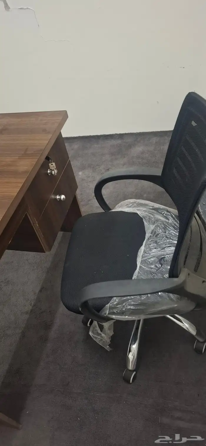 يوجد عدد 2 مكتب جديد و2 عدد كرسي جديد للبيع 1