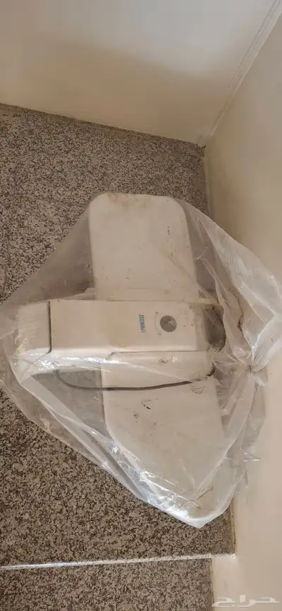 كوايه ملابس طاوله شبه جديده تنفع حق مغاسل وحق بيت 0