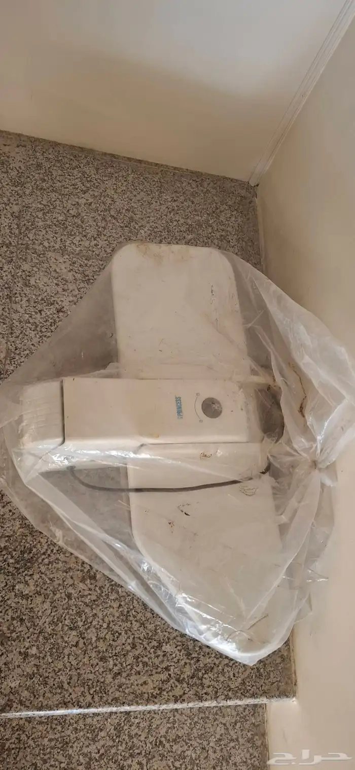 كوايه ملابس طاوله شبه جديده تنفع حق مغاسل وحق بيت 0