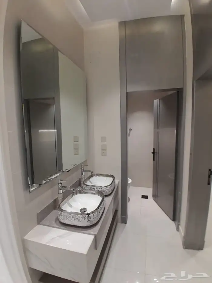 للبيع شقه دور ثاني مع سطح مستقل بحي المعارض ب520الف 4