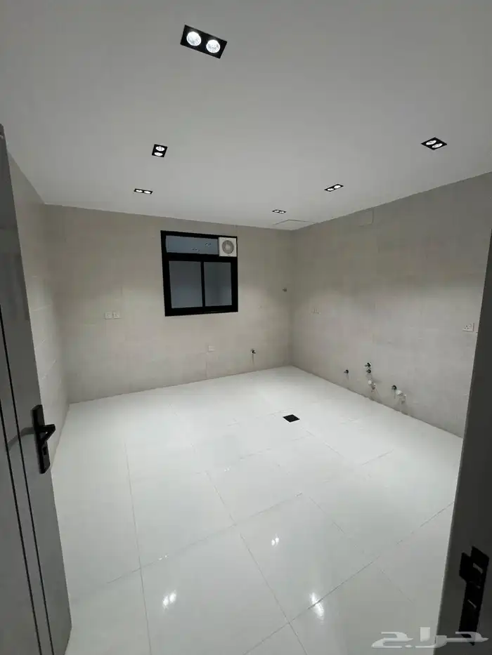 للبيع شقة دور أرضي مع مدخل سياره قريبه من طريق أبها الخميس 11