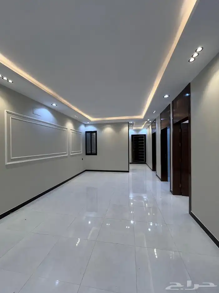 للبيع شقه ارضيه وروف علوي مع ملحق بخميس مشيط حي الموسي 21