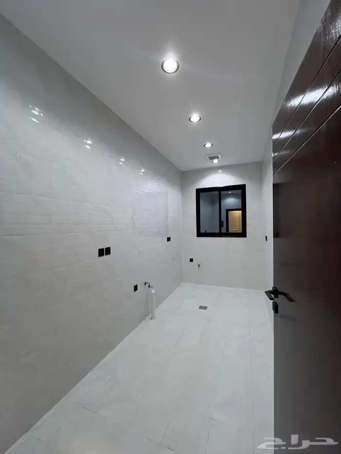 للبيع شقه ارضيه وروف علوي مع ملحق بخميس مشيط حي الموسي 20