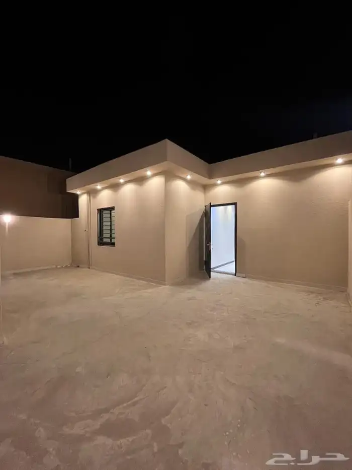 للبيع شقه ارضيه وروف علوي مع ملحق بخميس مشيط حي الموسي 19