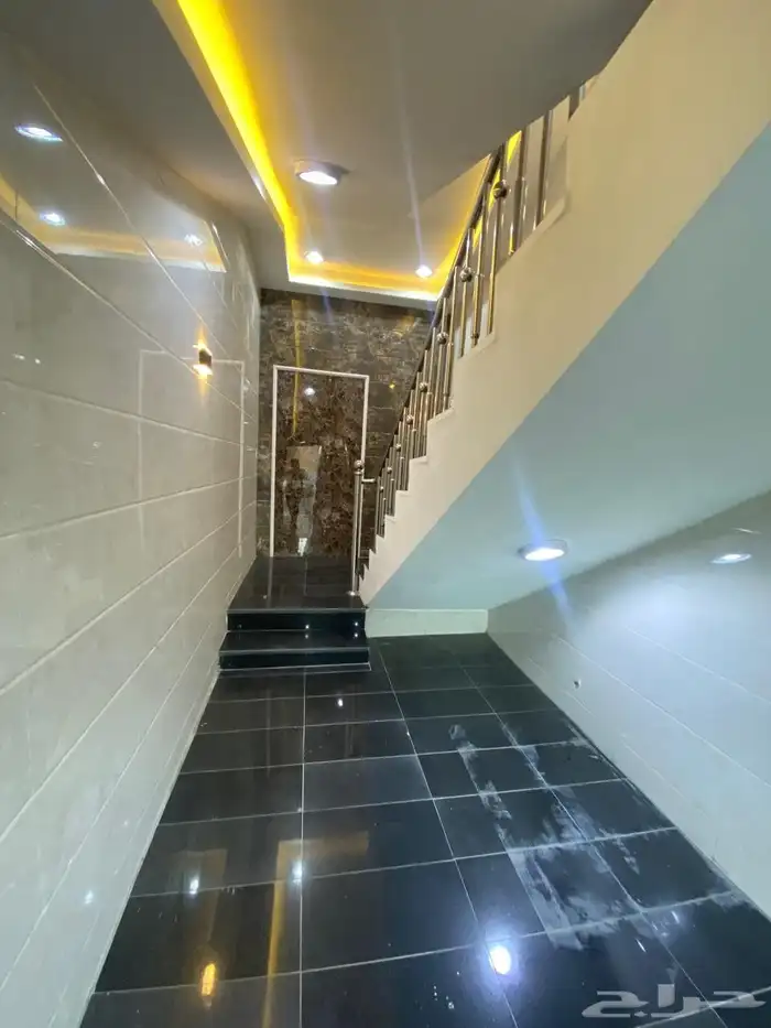 للبيع روف علوي مع ملحق بحي الحمرا خلف مطار ابها ب750الف 0