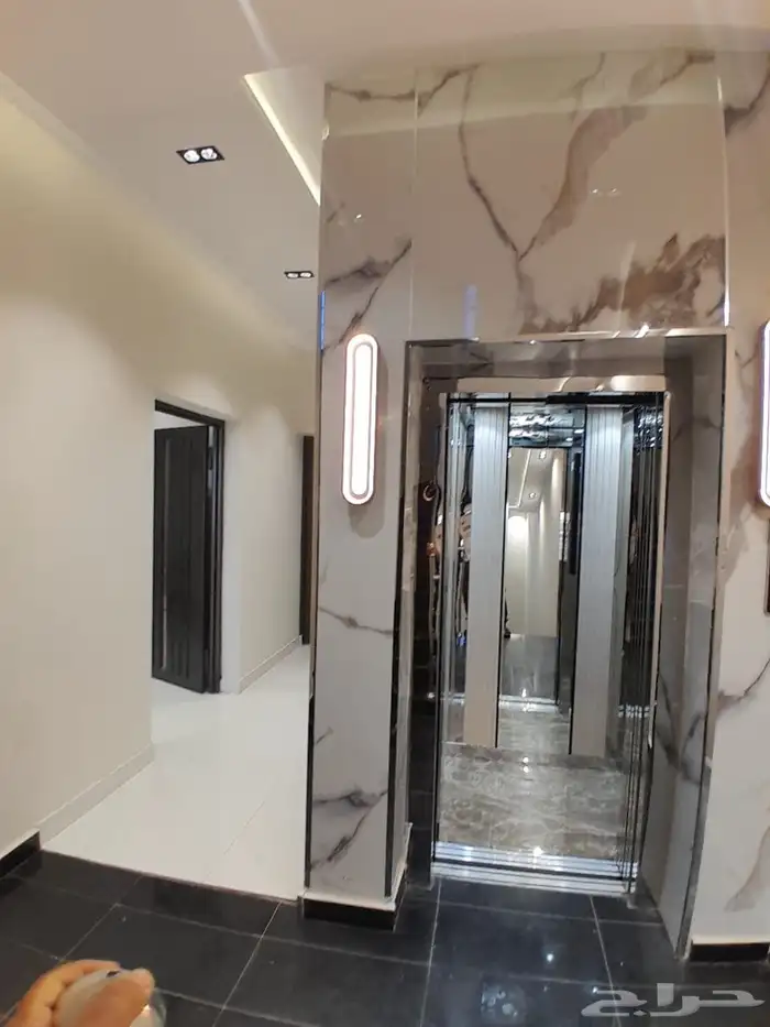 للبيع شقه دور ثاني مع سطح مستقل بحي المعارض ب520الف 2