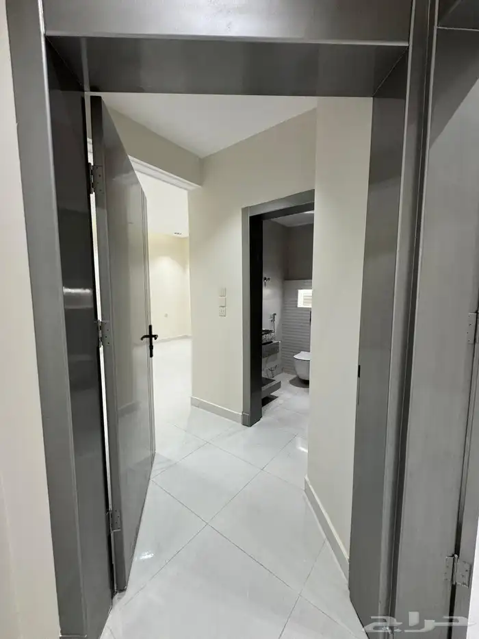 للبيع شقة دور أرضي مع مدخل سياره قريبه من طريق أبها الخميس 9