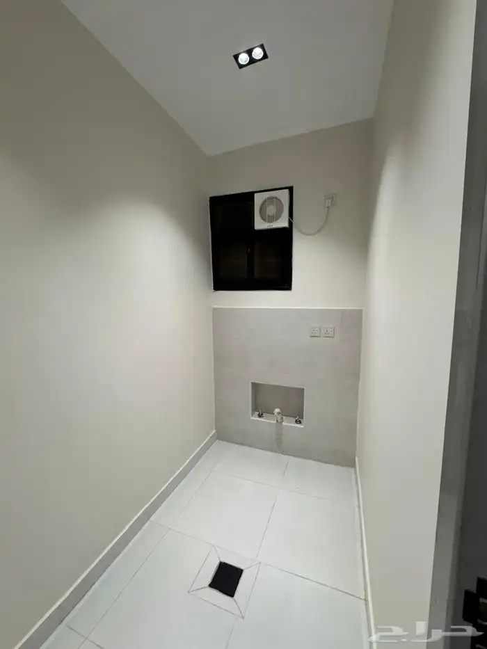 للبيع شقة دور أرضي مع مدخل سياره قريبه من طريق أبها الخميس 12