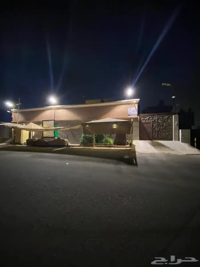 استراحه مميزه بمخطط الرياض 900 متر مع ملعب كره ومباني 0
