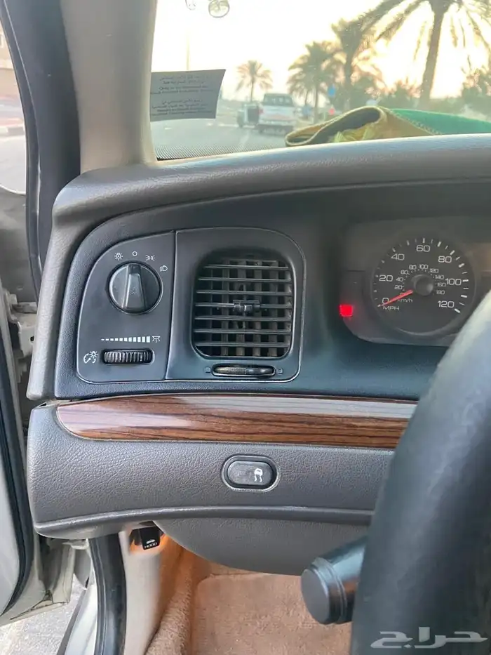 للبيع فورد فكتوريا 2008 9