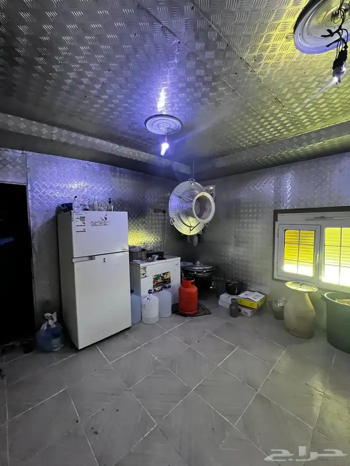 غرفة شرائح شبه جديدة 21متر 11