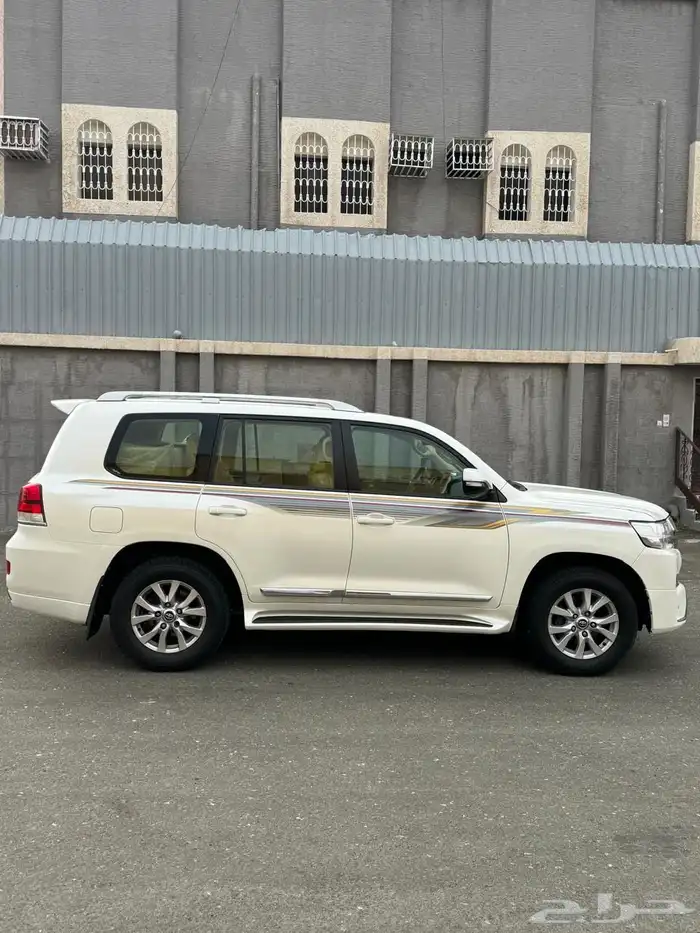 جيب لاندكروزر 6