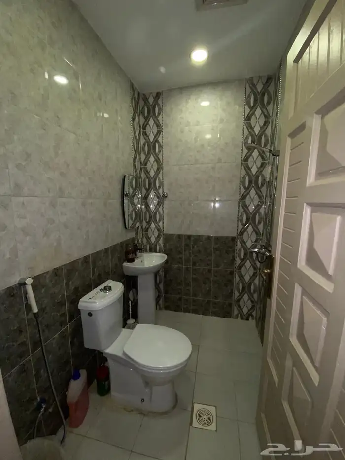 استراحه مميزه بمخطط الرياض 900 متر مع ملعب كره ومباني 4