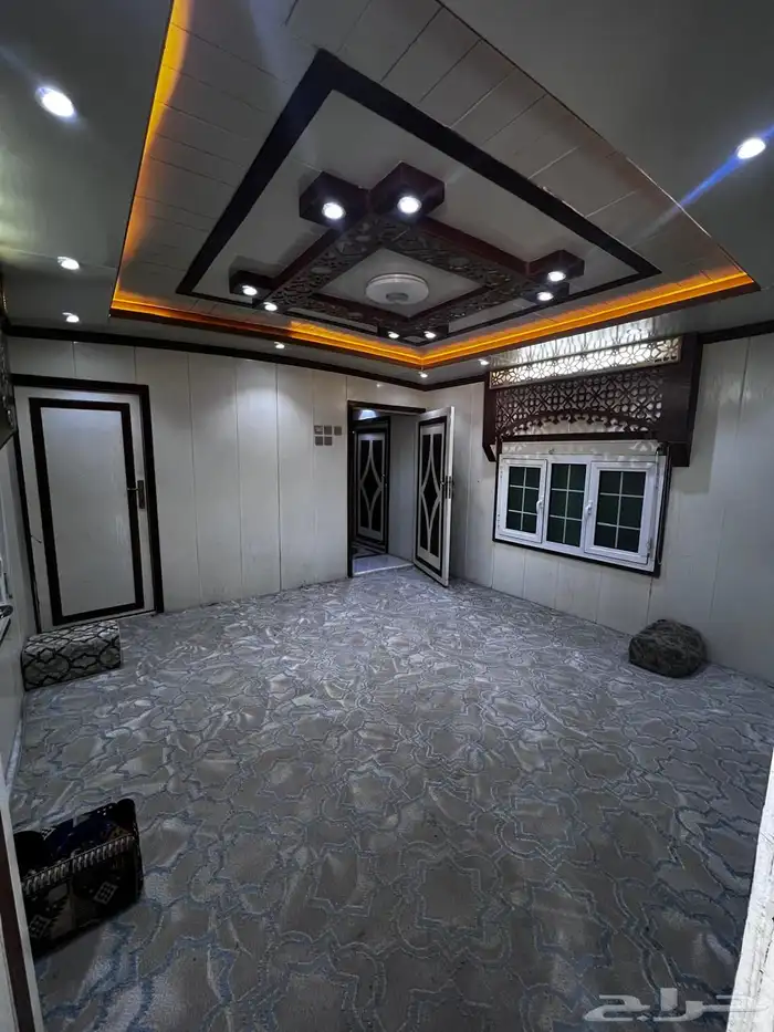 غرفة شرائح شبه جديدة 21متر 8