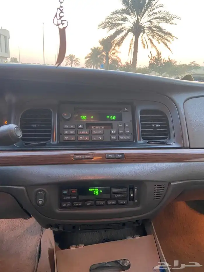 للبيع فورد فكتوريا 2008 12