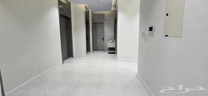 للبيع متبقي دور علوي 7غرف VIPمقابل كبري المطار شارعين 550ألف 11