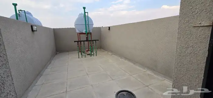 للبيع متبقي دور علوي 7غرف VIPمقابل كبري المطار شارعين 550ألف 24