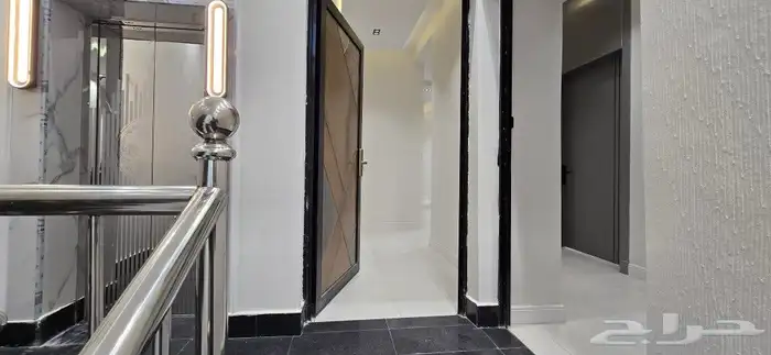 للبيع متبقي دور علوي 7غرف VIPمقابل كبري المطار شارعين 550ألف 5