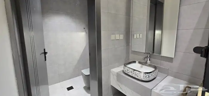 للبيع متبقي دور علوي 7غرف VIPمقابل كبري المطار شارعين 550ألف 7