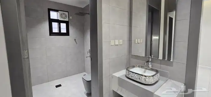 للبيع متبقي دور علوي 7غرف VIPمقابل كبري المطار شارعين 550ألف 22