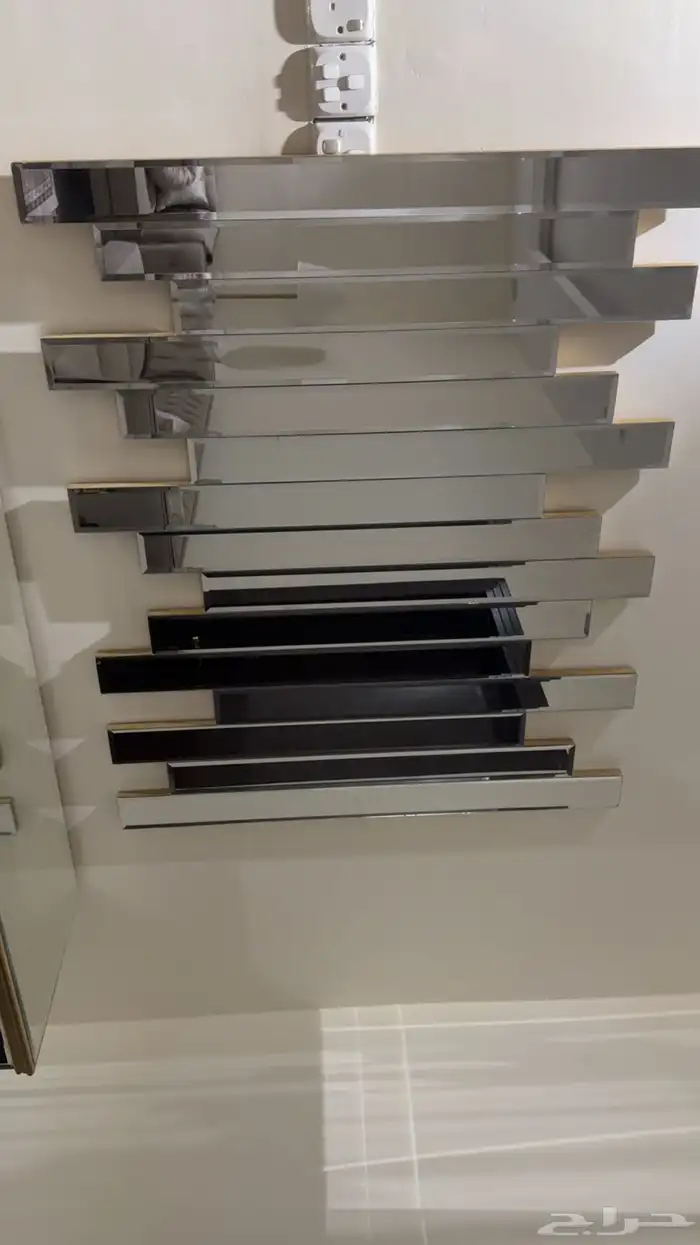 طاوله نظيفه وجديده سليمه من الكسور والمخوش وعلى السوم 0