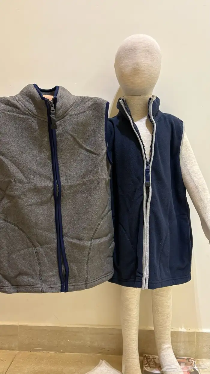 ملابس وجزم للبيع بالكامل 40