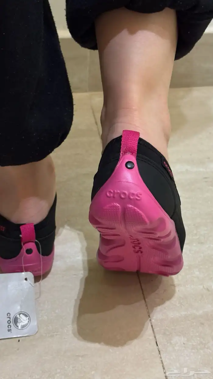 ملابس وجزم للبيع بالكامل 6