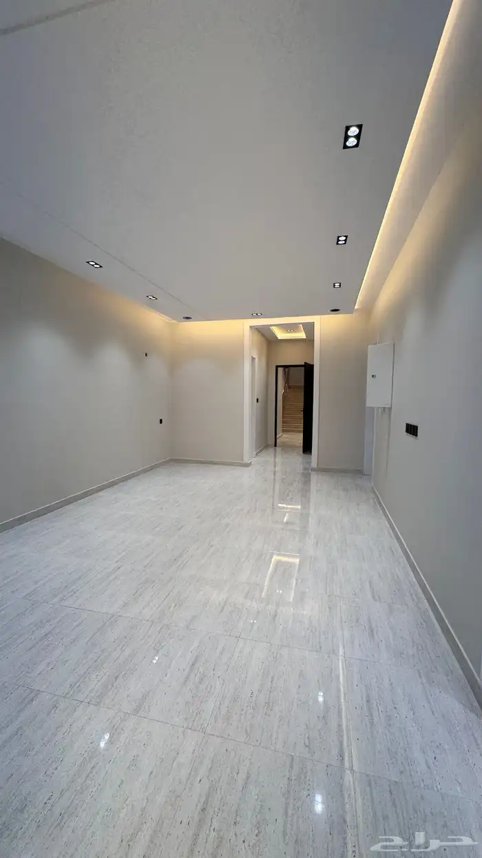 للبيع روف علوى مع ملحق مقابل نادي ضمك طريق ابها الخميس 14