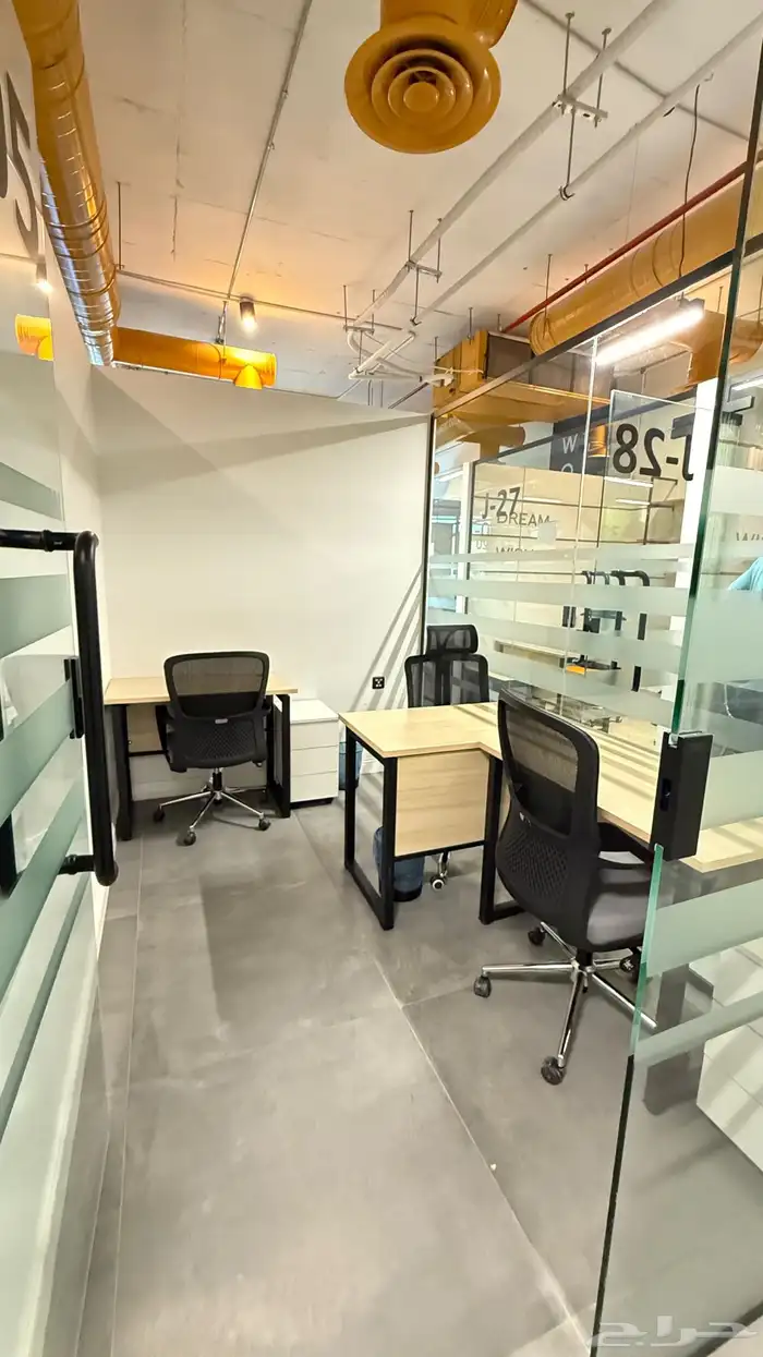 مكتب مؤثث للإيجار 1