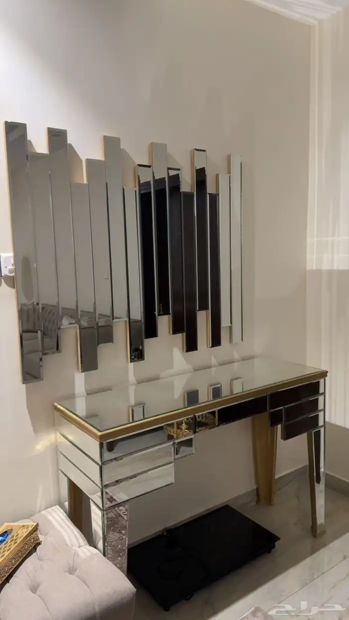 طاوله نظيفه وجديده سليمه من الكسور والمخوش وعلى السوم 2