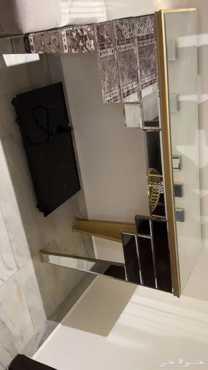 طاوله نظيفه وجديده سليمه من الكسور والمخوش وعلى السوم 1