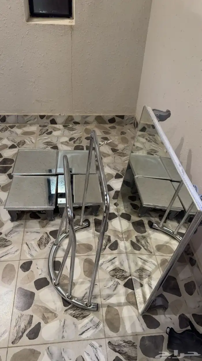 طاولة ارضي مع ستاند مناشف للبيع ب90 1