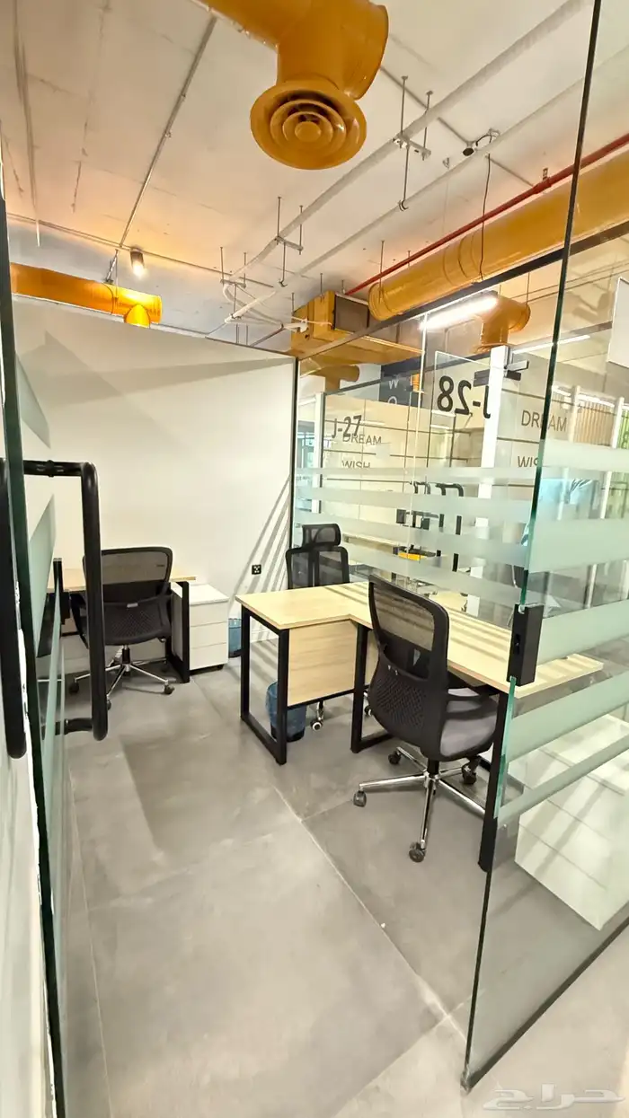 مكتب مؤثث للإيجار 2