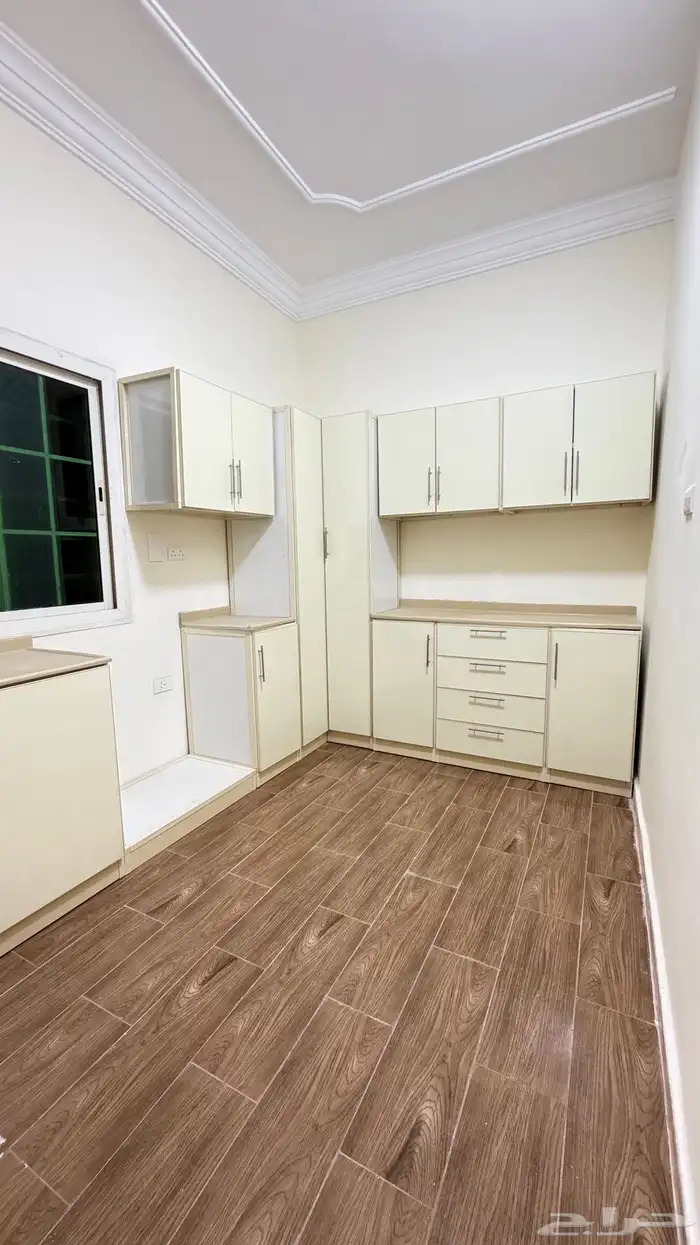 شقه للايجار في حي الروضة جدة 4 غرف و صالة 5