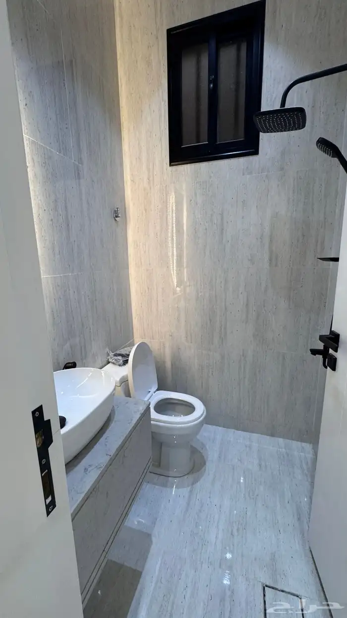 للبيع روف علوى مع ملحق مقابل نادي ضمك طريق ابها الخميس 21