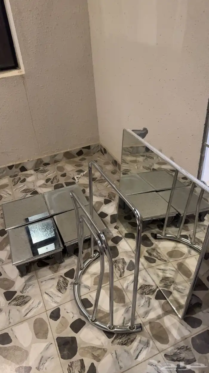 طاولة ارضي مع ستاند مناشف للبيع ب90 0