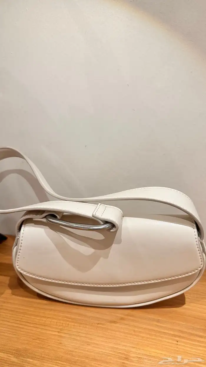 شنطة ماركة تشارلز اند كيث اصليه 0