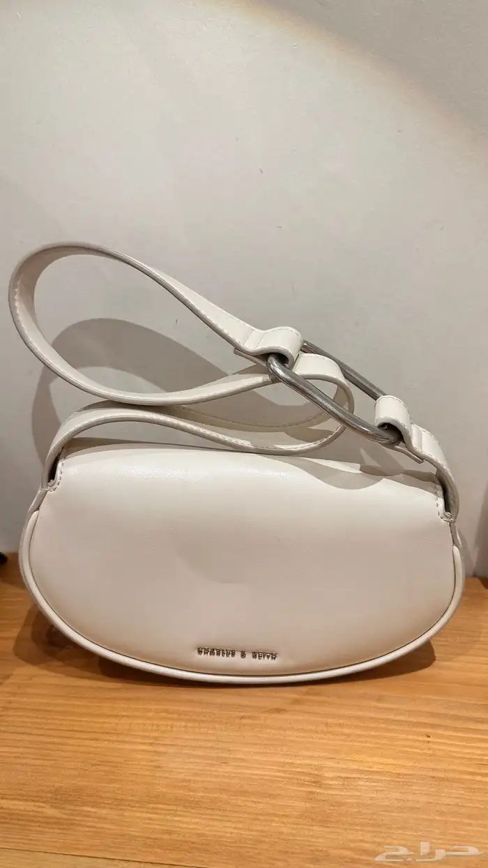 شنطة ماركة تشارلز اند كيث اصليه 1