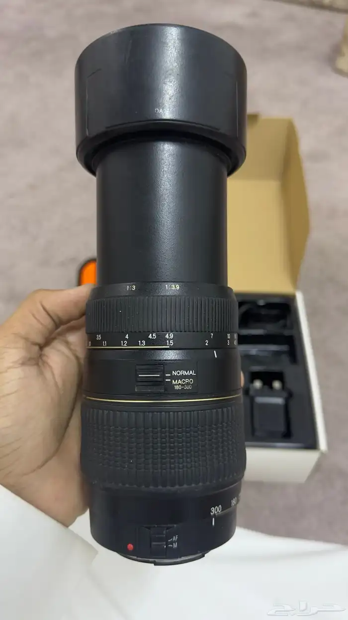 عدسة كاميرة كانون 1