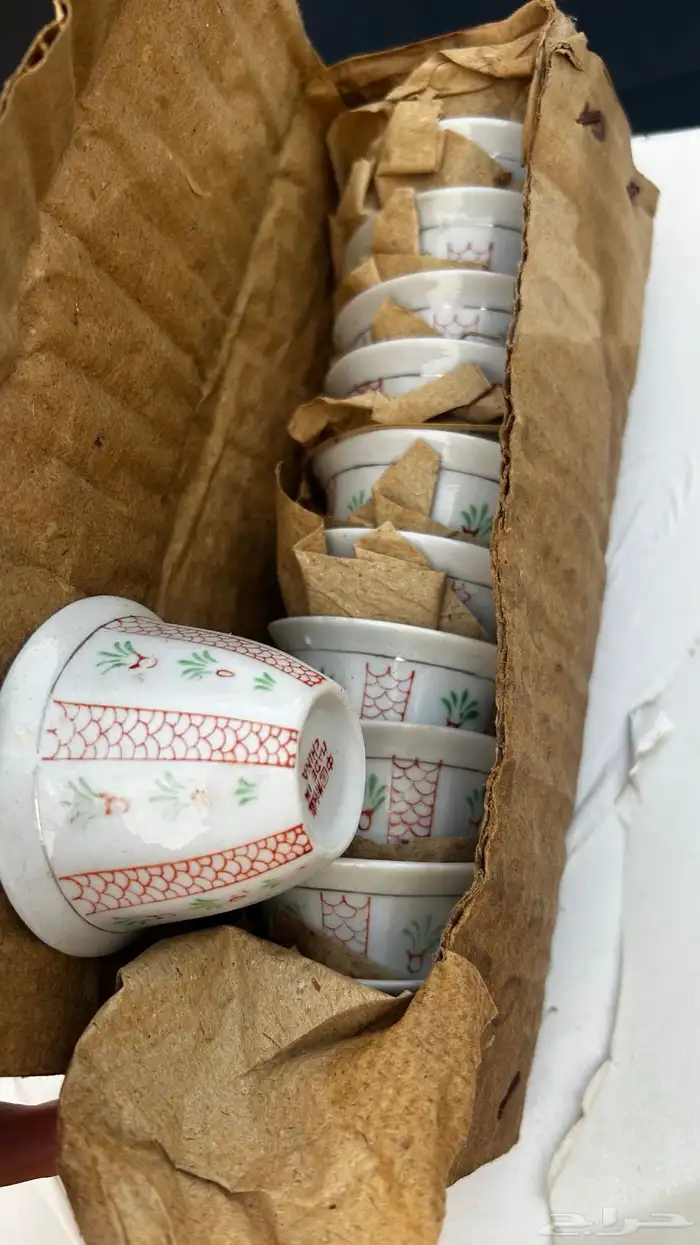 فناجيل قديمه عندي تقريبا ثلاث و الكرتون الواحد به 11 الى 12 0