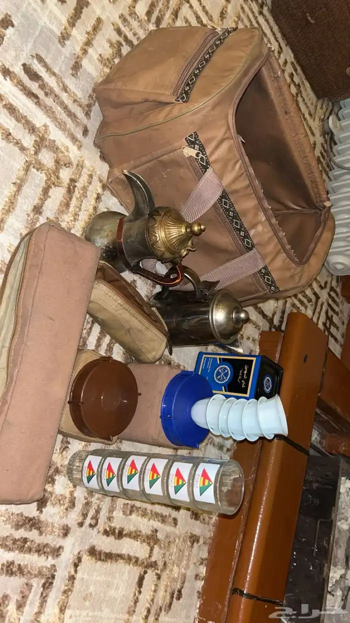 عزبه مع اغراضه 0