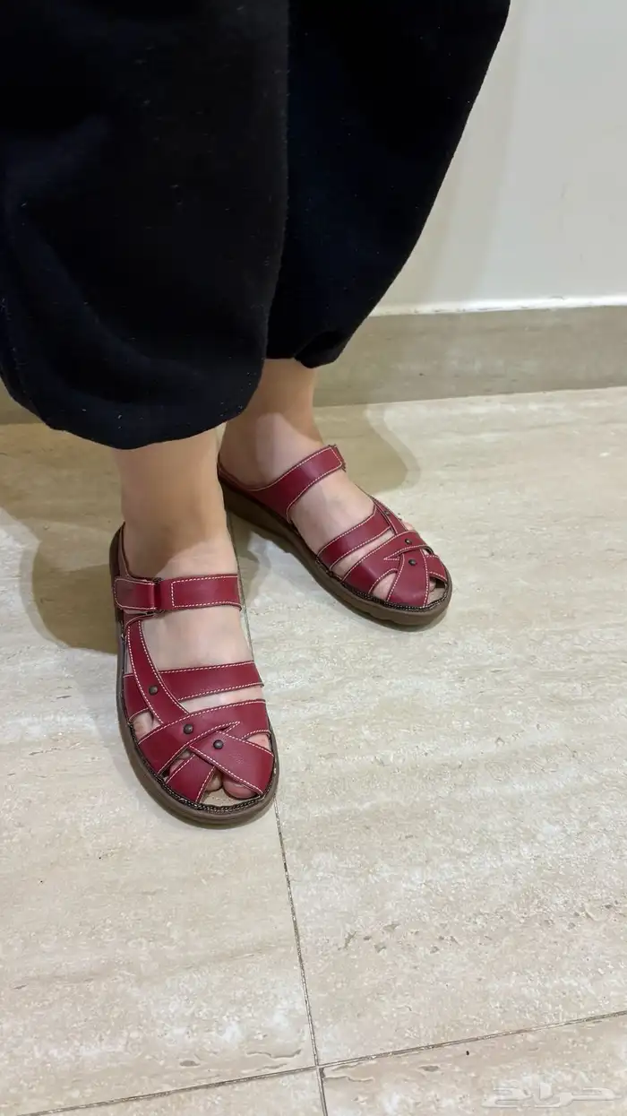 ملابس وجزم للبيع بالكامل 1